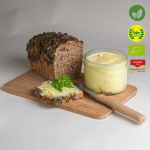 Bio Butter zu einer Scheibe Kürbiskernbrot