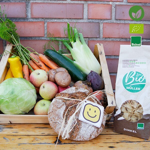 Bio Nudeln, Gemüse, Obst zusammengepackt in einer Kiste